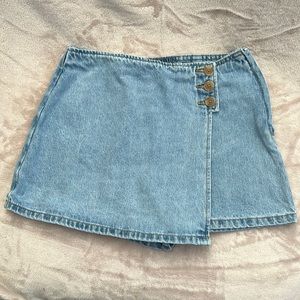 Forever 21 denim skort medium wash Sz S button and side zipper. Back pockets